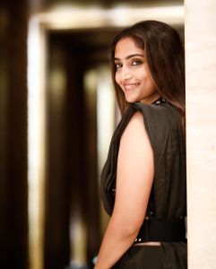 reba-monica-john-beautiful-photos-in-black-colour-saree-005