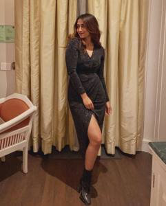 reba-monica-john-in-black-gown-photos-004