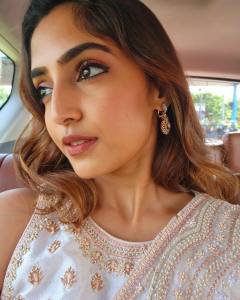 reba-monica-john-in-black-gown-photos-006