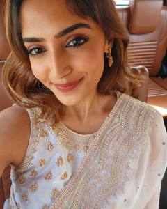 reba-monica-john-in-black-gown-photos-007