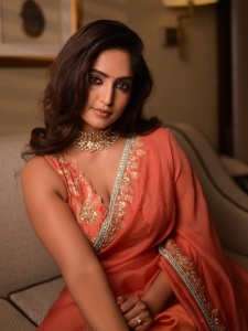 reba-monica-john-in-orange-party-wear-saree-images-002