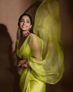 reba-monica-john-in-pista-green-net-saree-look-photos-001