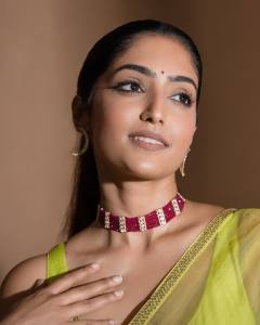 reba-monica-john-in-pista-green-net-saree-look-photos-004