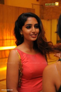 reba-monica-john-stills-880-00332