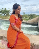 reba-monica-john-new-saree-photos-at-movie-location-003