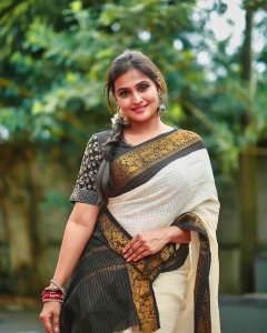actress-remya-nambeesan-photoshoot-in-kerala-onam-saree-004