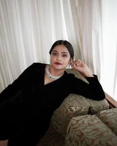 ramya-nambeesan-in-black-gown-dress-photos-002