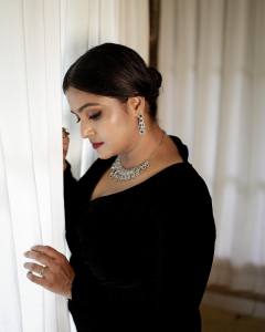 ramya-nambeesan-in-black-gown-dress-photos-004