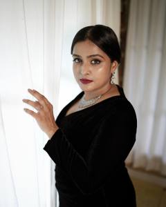 ramya-nambeesan-in-black-gown-dress-photos-005
