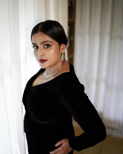 ramya-nambeesan-in-black-gown-dress-photos-006