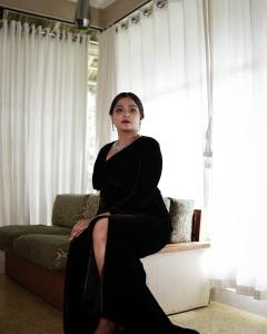 ramya-nambeesan-in-black-gown-dress-photos