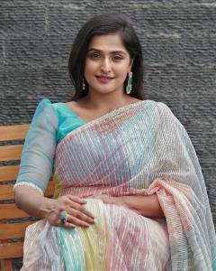 ramya-nambeesan-in-multicolour-saree-001