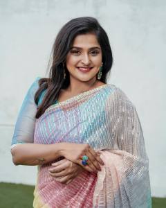 ramya-nambeesan-in-multicolour-saree-005