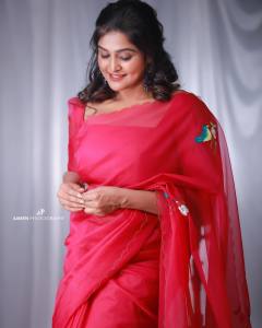 ramya-nambeesan-in-pink-net-saree-images-003