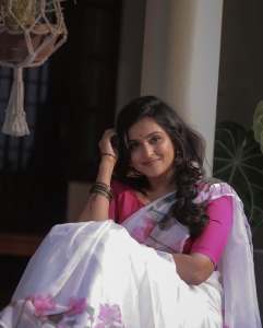ramya-nambeesan-in-saree-look-photos-003