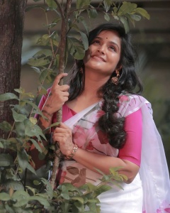 ramya-nambeesan-in-saree-look-photos-004