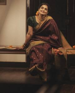 ramya-nambeesan-in-traditional-saree-look-photos-004