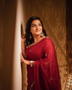 ramya-nambeesan-in-wine-red-saree-photos-001