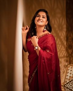 ramya-nambeesan-in-wine-red-saree-photos-003