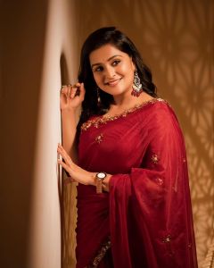 ramya-nambeesan-in-wine-red-saree-photos-004