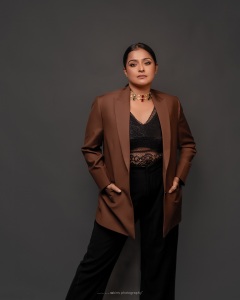 ramya-nambeesan-latest-photos-in-pants-and-brown-blazer-003