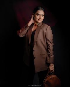 ramya-nambeesan-latest-photos-in-pants-and-brown-blazer-004