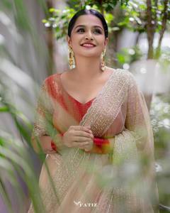 ramya-nambeesan-latest-photos-on-stage-performance-005