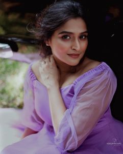 ramya-nambeesan-photos-in-purple-colour-gown-006