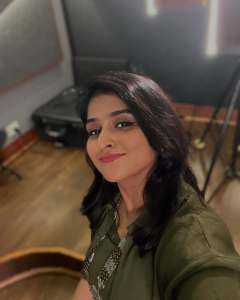 ramya-nambeesan-stage-performance-photos-008