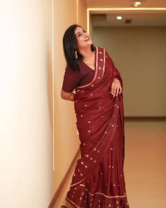 ramya-nambeesan-stage-performance-photos-016