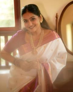 ramya-nambeesan-stylish-photoshoot-latest-020