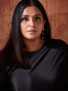 remya-nambeesan-in-black-outfit-paired-with-snake-themed-earrings-photos-001