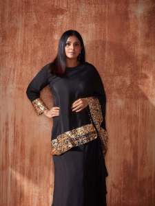 remya-nambeesan-in-black-outfit-paired-with-snake-themed-earrings-photos-002
