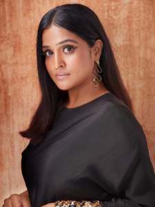 remya-nambeesan-in-black-outfit-paired-with-snake-themed-earrings-photos-003