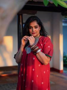 remya-nambeesan-in-stylish-and-trending-ornaments-look-outfit-photos-003