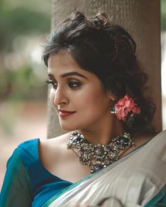 remya-nambeesan-latest-onam-photoshoot-in-Kerala-saree-002