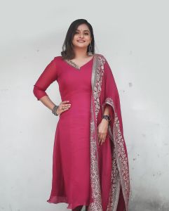 remya-nambeesan-photos-in-red-churidar-001