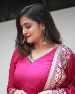 remya-nambeesan-photos-in-red-churidar-003