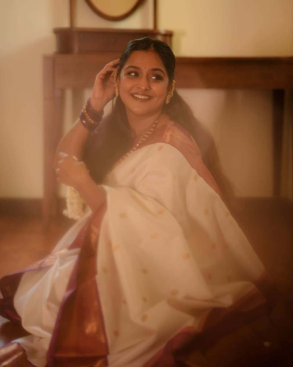 ramya-nambeesan-stylish-photoshoot-latest-015