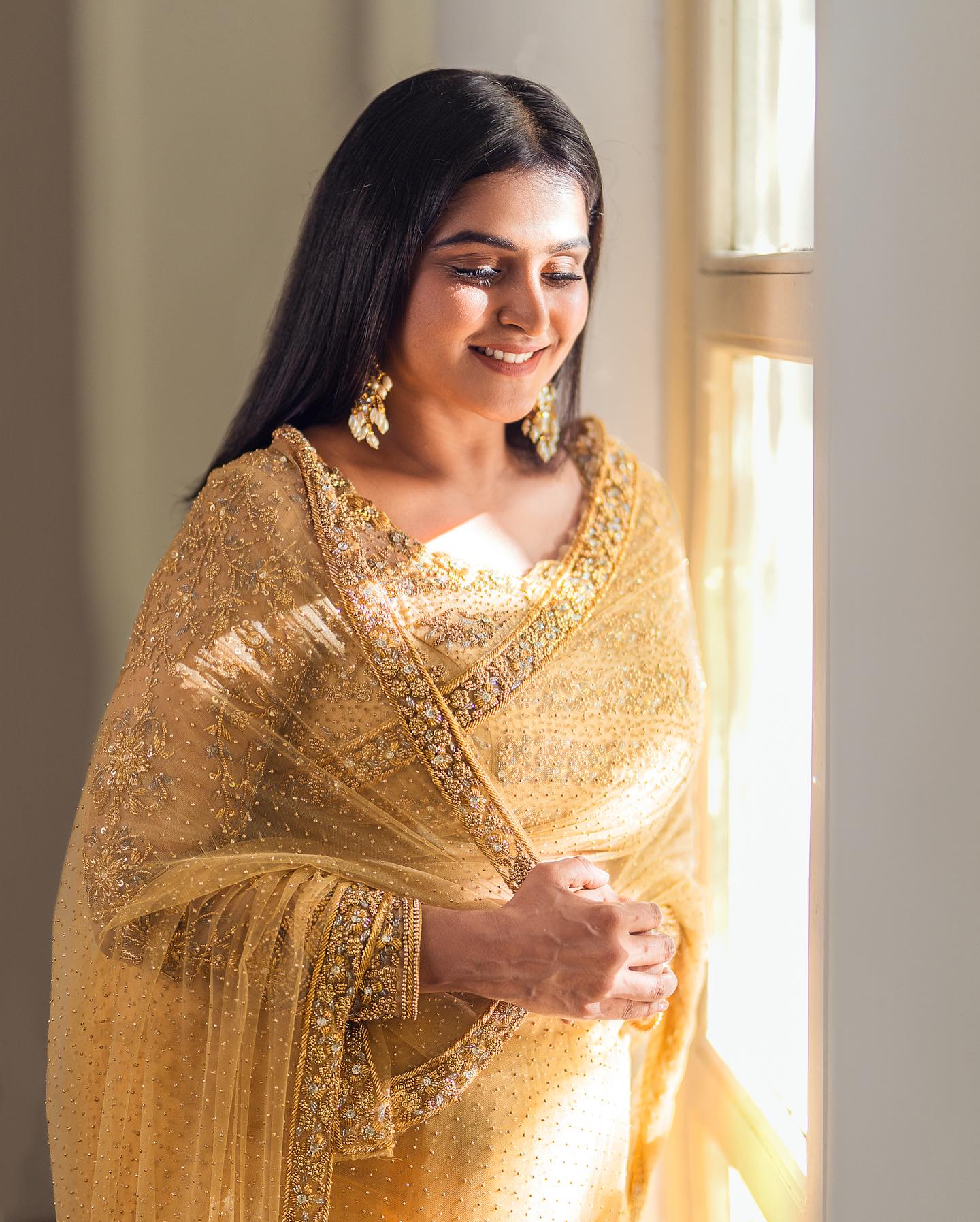 remya-nambeesan-in-golden-colour-saree-photos-002
