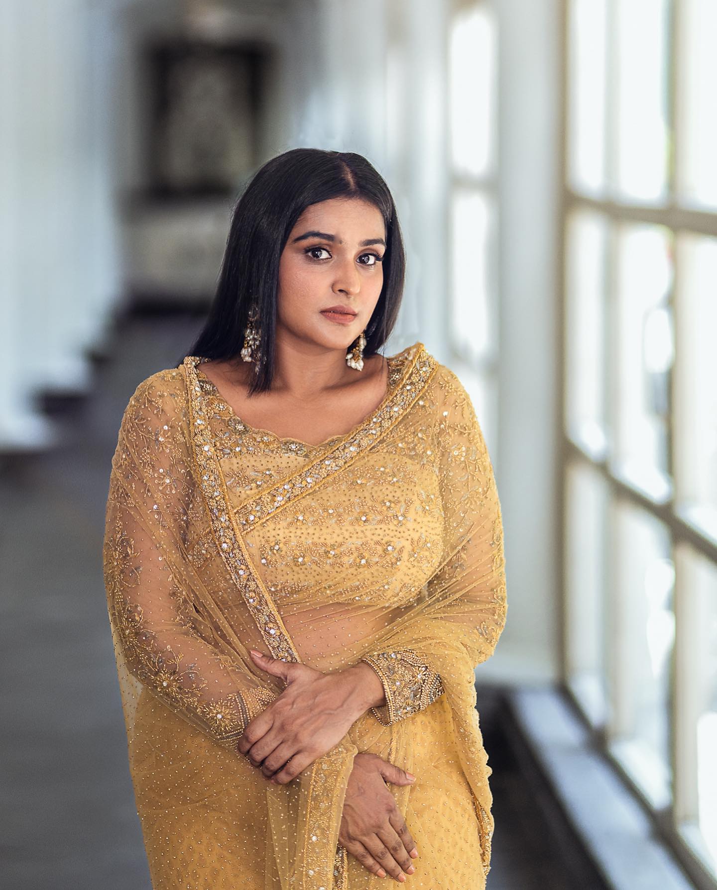 remya-nambeesan-in-golden-colour-saree-photos