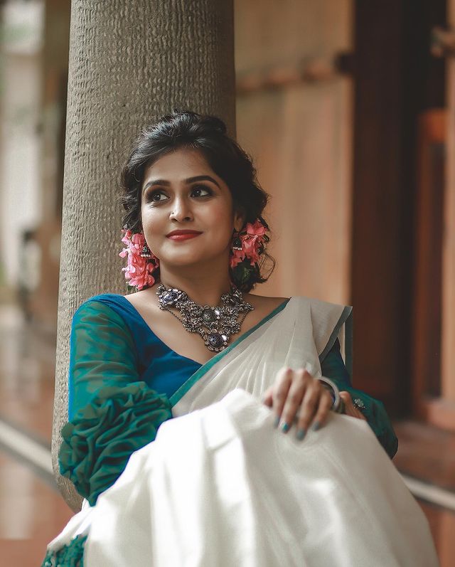 remya-nambeesan-latest-onam-photoshoot-in-Kerala-saree-001