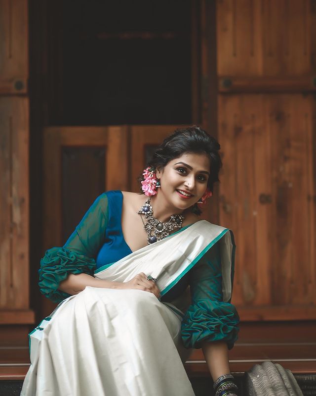 remya-nambeesan-latest-onam-photoshoot-in-Kerala-saree-003