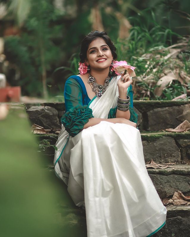 remya-nambeesan-latest-onam-photoshoot-in-Kerala-saree