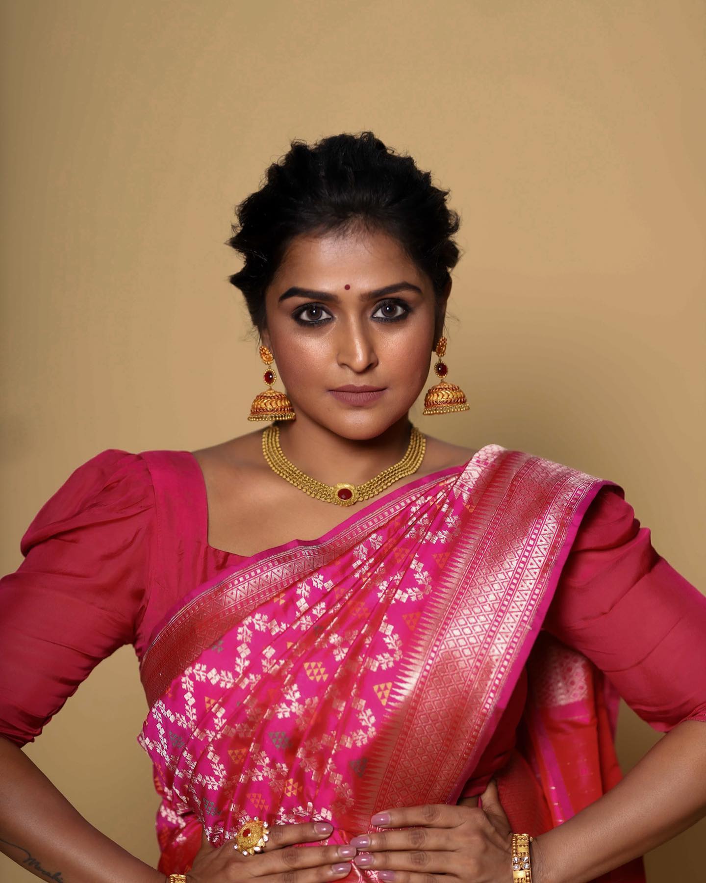 remya-nambeesan-latest-photos-in-pink-saree-002