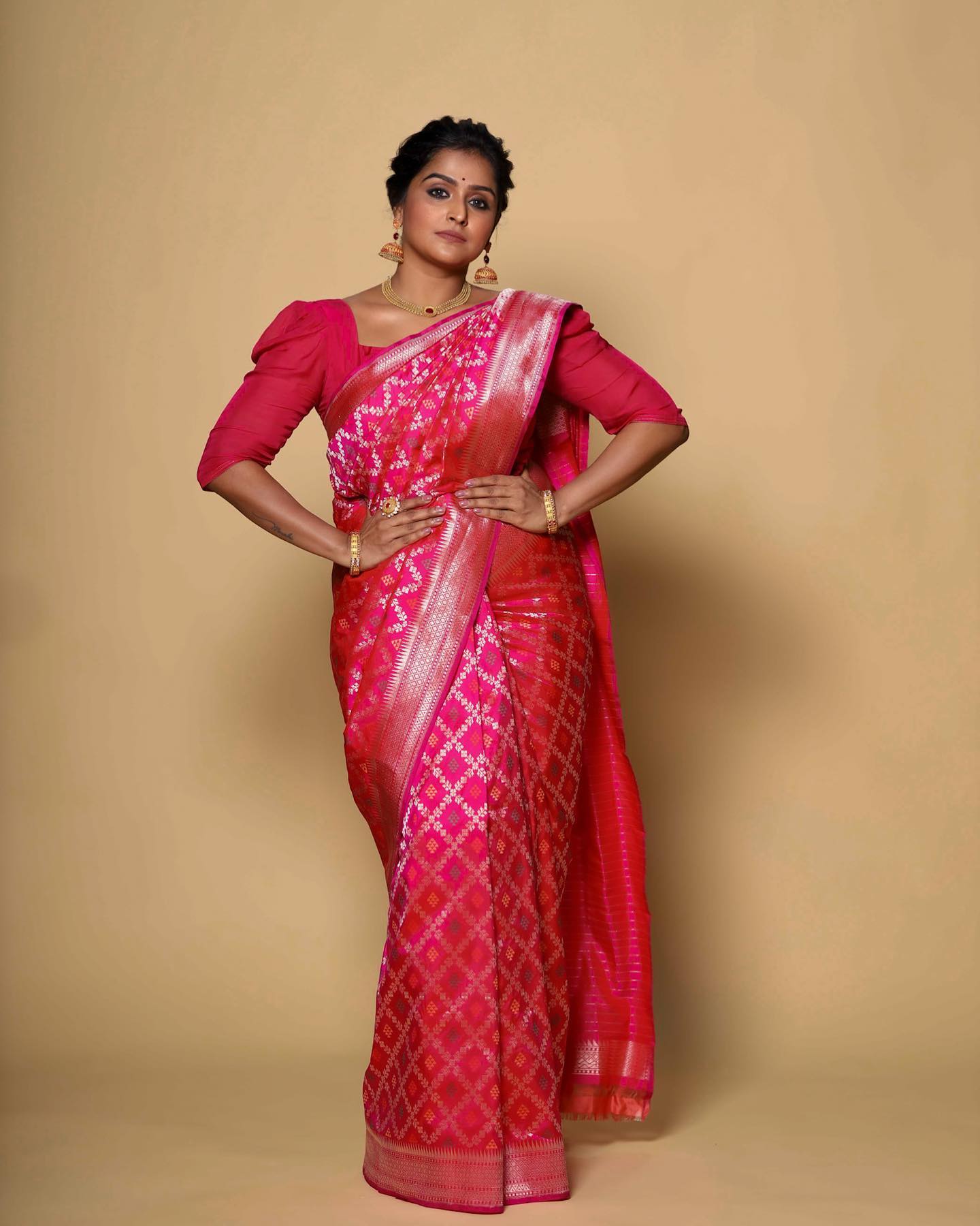 remya-nambeesan-latest-photos-in-pink-saree-003