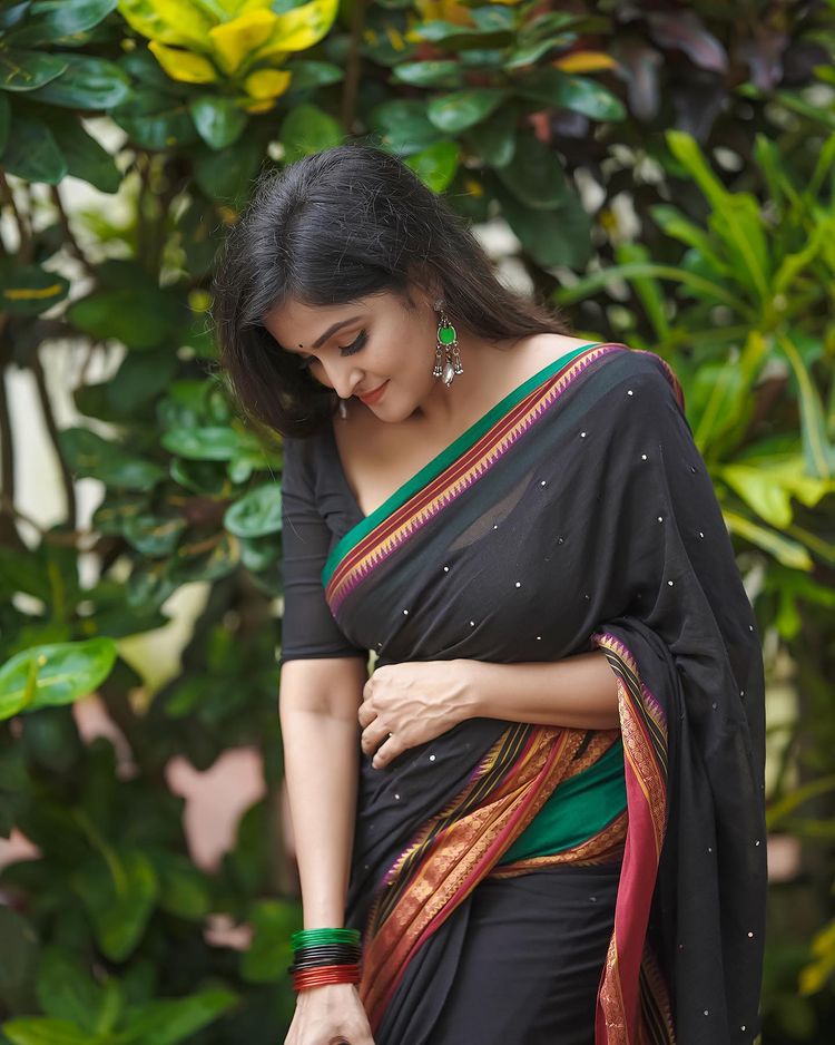 remya-nambeesan-new-photos-in-black-saree