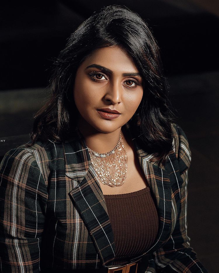 remya-nambeesan-new-photoshoot-in-western-style-003