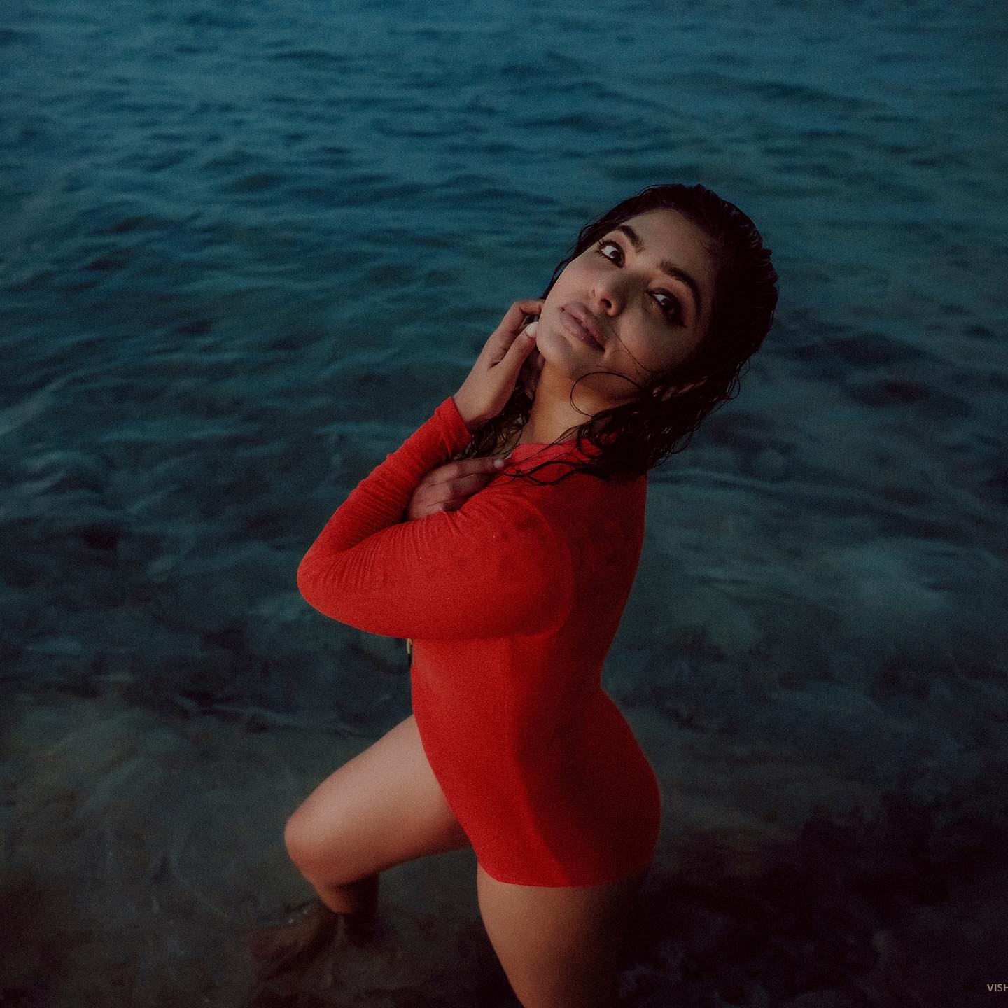 1_actress-rima-kallingal-new-images-in-red-Zipper-Body-Suit-004