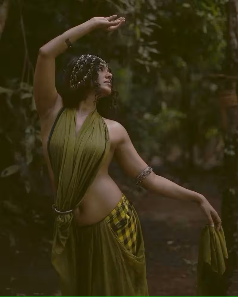 actress-rima-kallingal-latest-pics-in-tribal-style-dress-without-blouse-003